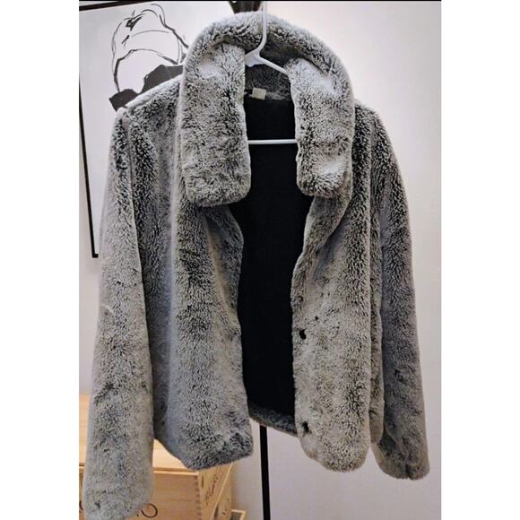 Soft Gray Large Faux Fur Snap Up Jacket.Baggy. Hip Hop. NYC. Trendy. 90s. Y2K. - Picture 7 of 13
